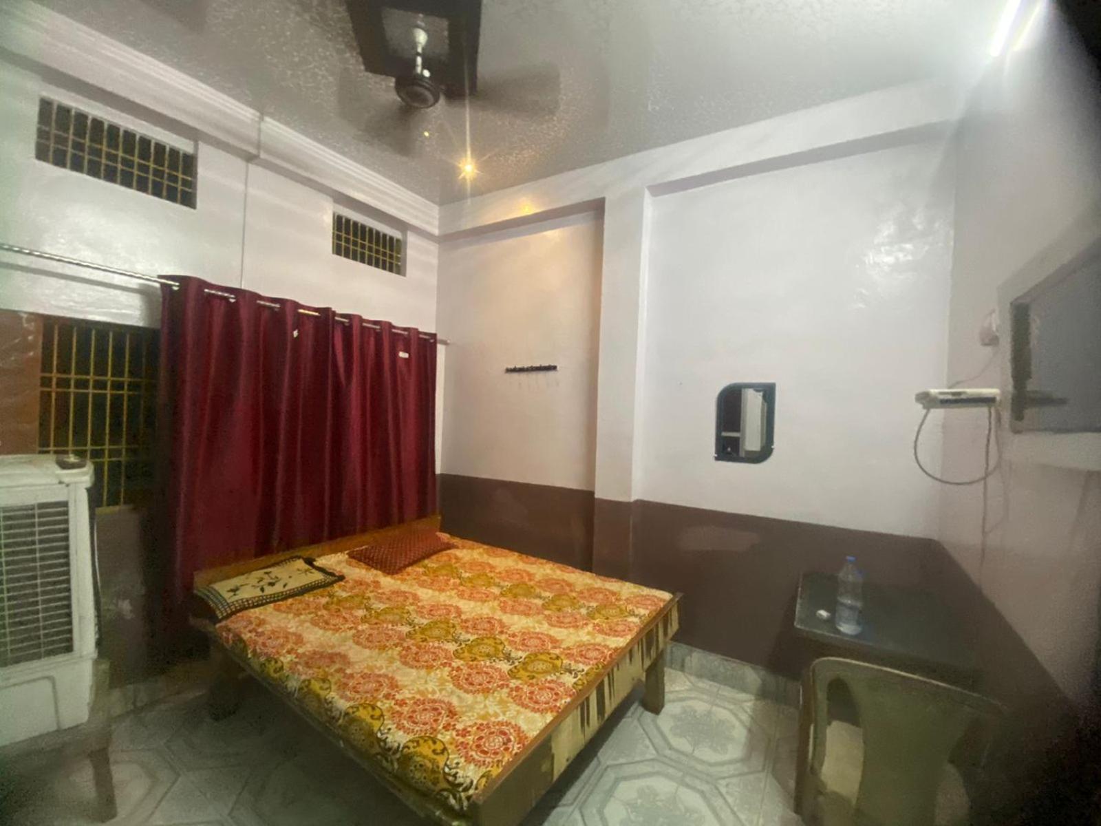 Hotel Yatri Niwas Benares Buitenkant foto
