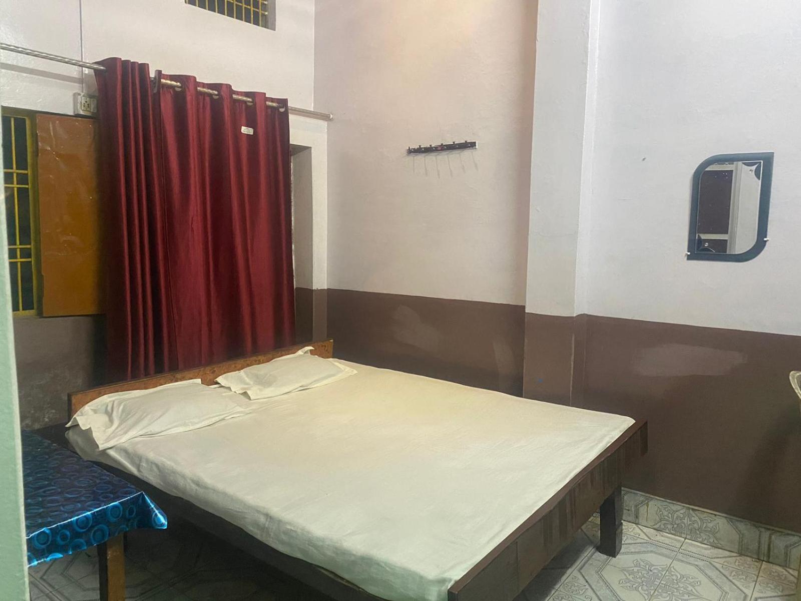 Hotel Yatri Niwas Benares Buitenkant foto