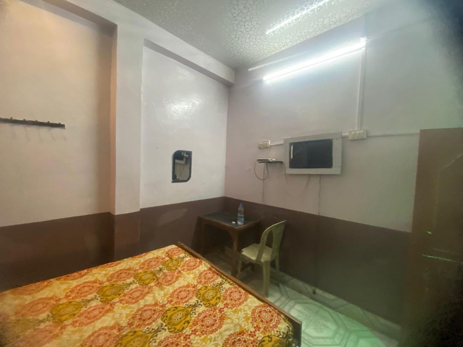 Hotel Yatri Niwas Benares Buitenkant foto