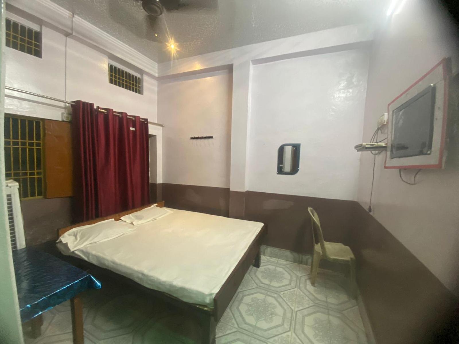 Hotel Yatri Niwas Benares Buitenkant foto