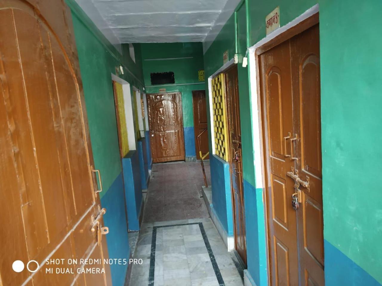 Hotel Yatri Niwas Benares Buitenkant foto
